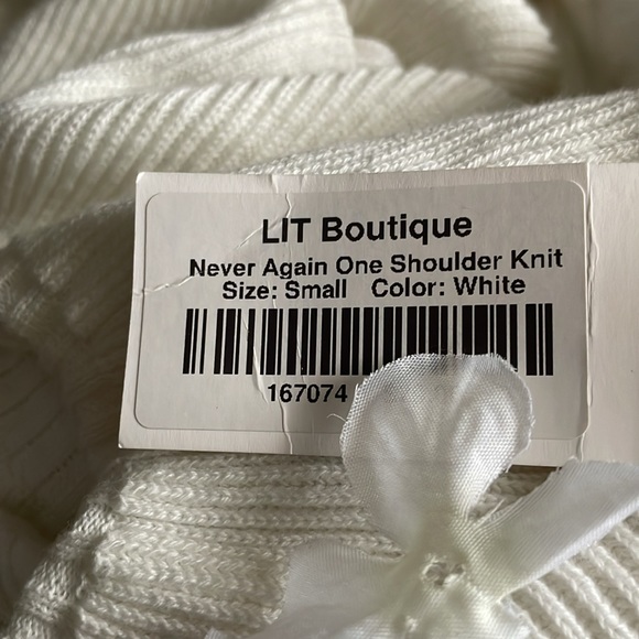 Asymmetrical Cold-shoulder Knit - Picture 10 of 10